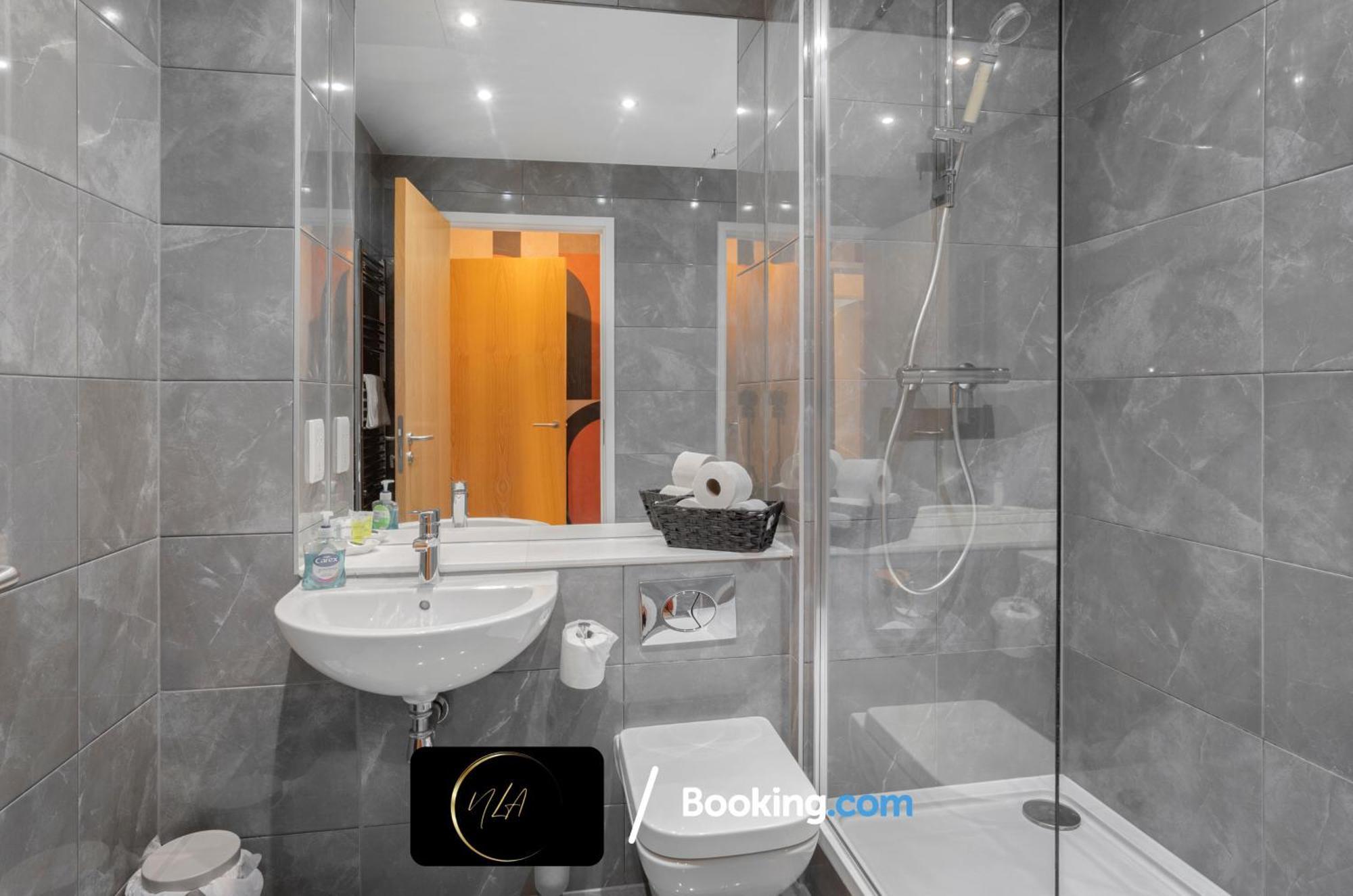 City Centre Apartment With Free Parking, 2 Bathrooms, Netflix And Wifi - Suitable For Contractors And Families - By Noor Luxury Accommodations Birmingham Luaran gambar