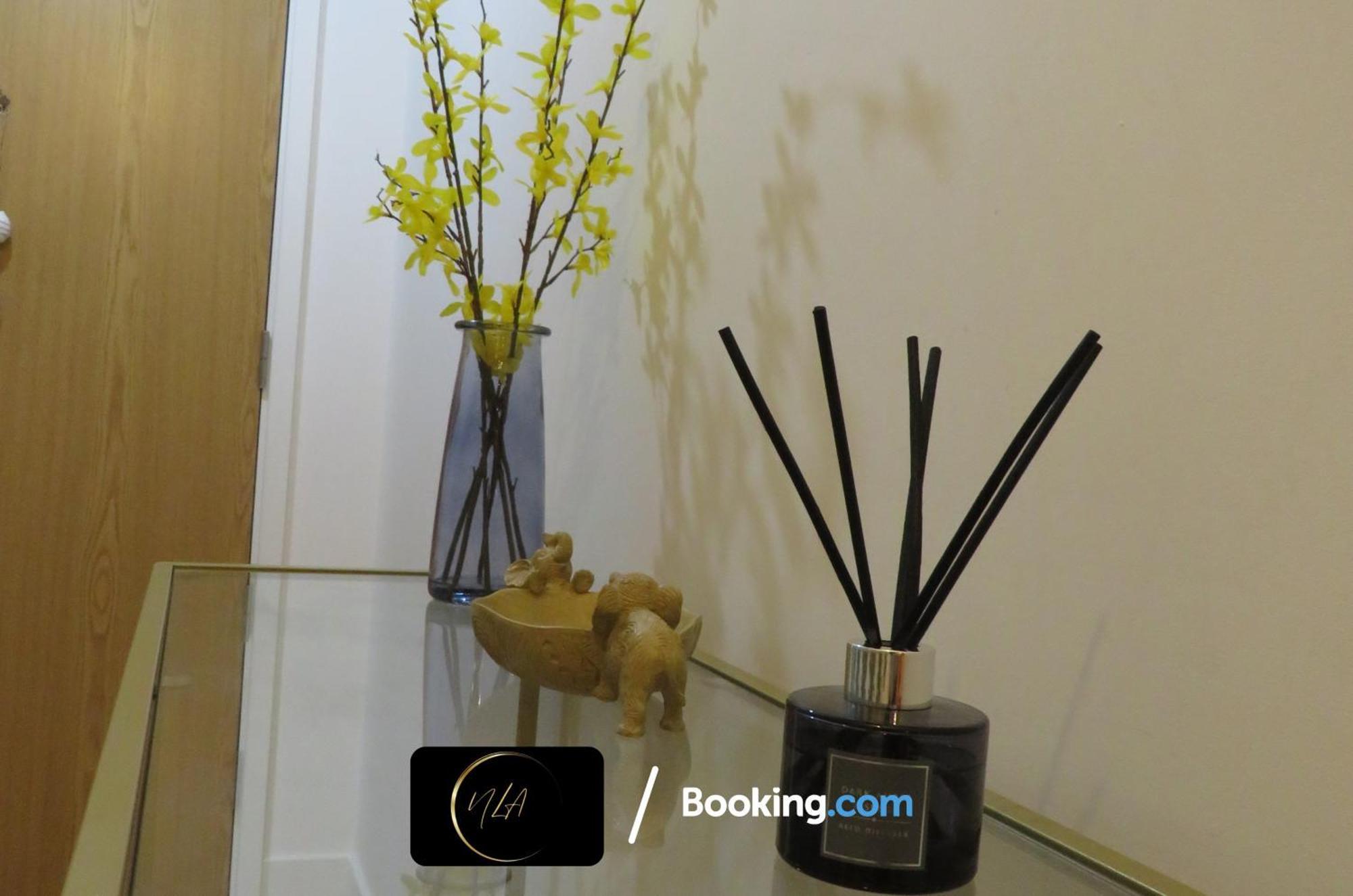City Centre Apartment With Free Parking, 2 Bathrooms, Netflix And Wifi - Suitable For Contractors And Families - By Noor Luxury Accommodations Birmingham Luaran gambar