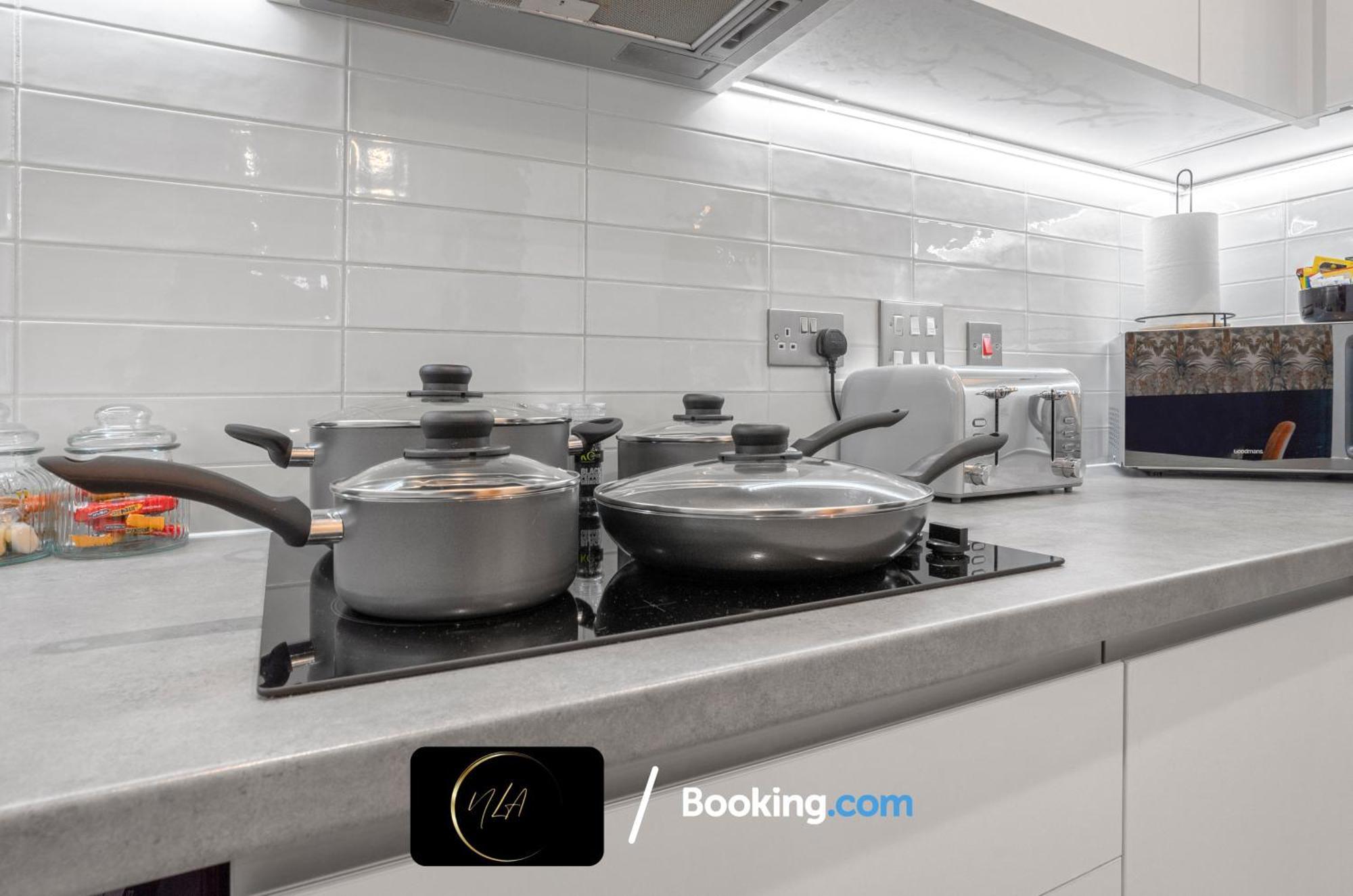 City Centre Apartment With Free Parking, 2 Bathrooms, Netflix And Wifi - Suitable For Contractors And Families - By Noor Luxury Accommodations Birmingham Luaran gambar