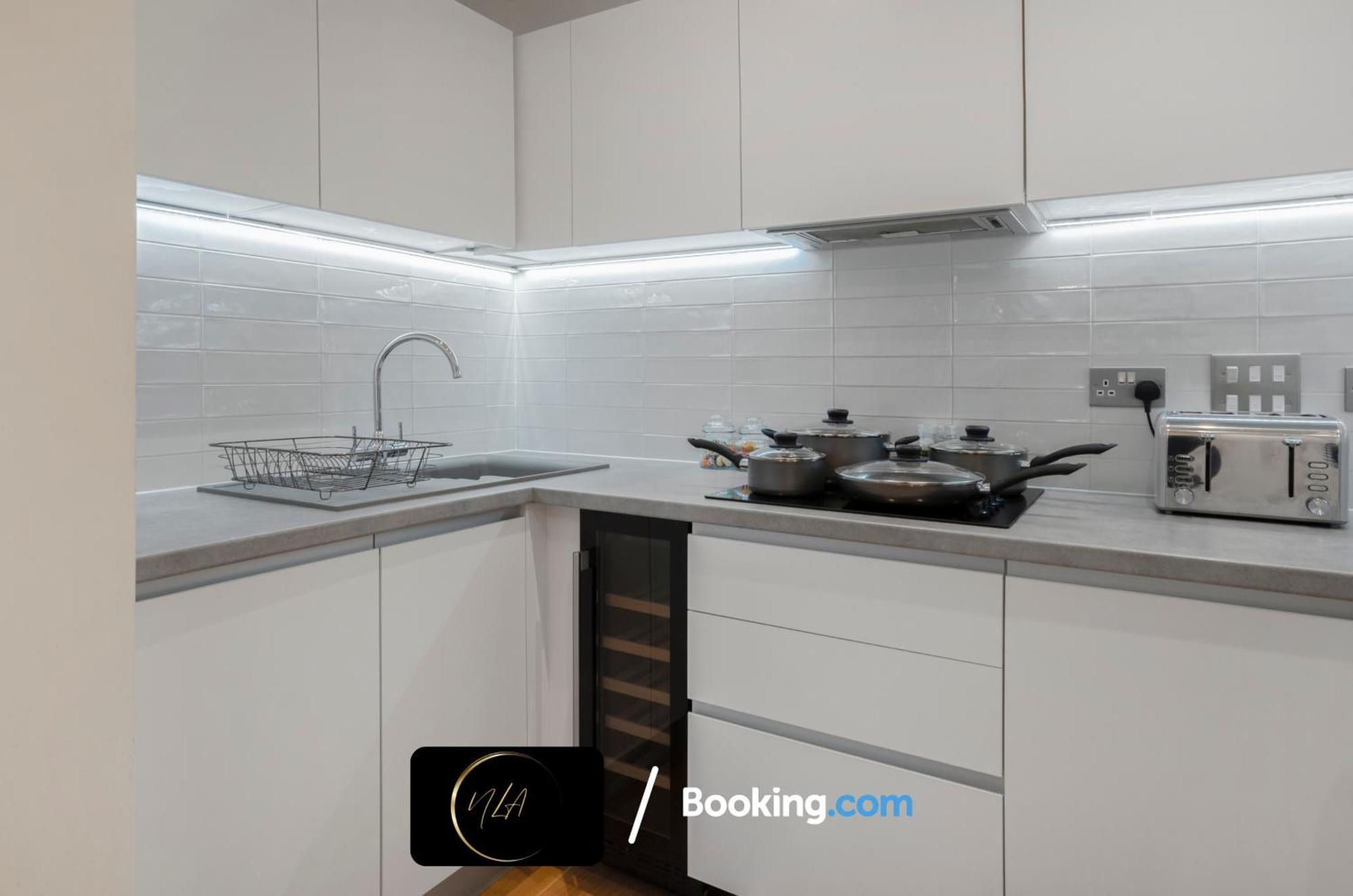 City Centre Apartment With Free Parking, 2 Bathrooms, Netflix And Wifi - Suitable For Contractors And Families - By Noor Luxury Accommodations Birmingham Luaran gambar